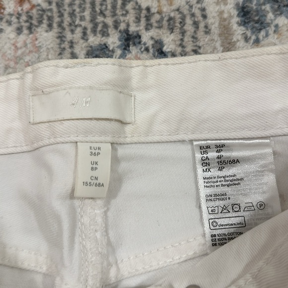 White denim skirt with silver buttons and tattered hemming - Picture 3 of 3